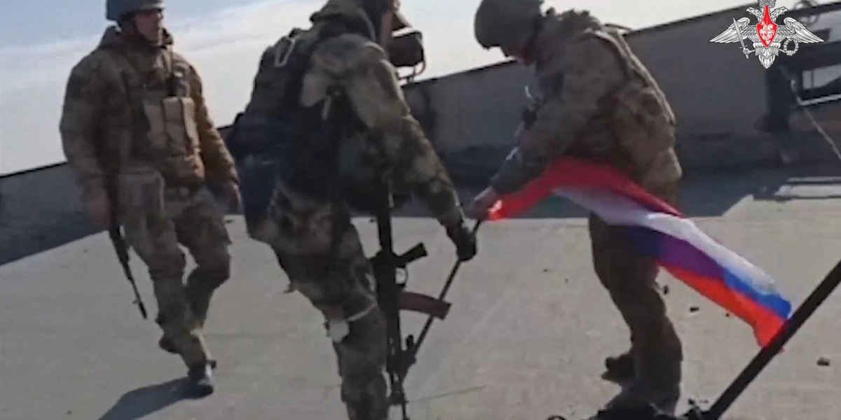 24 lutego 2024 r. Rosyjscy żołnierze umieszczają swoją flagę na dachu Zakładu Koksochemicznego w Awdijiwce.