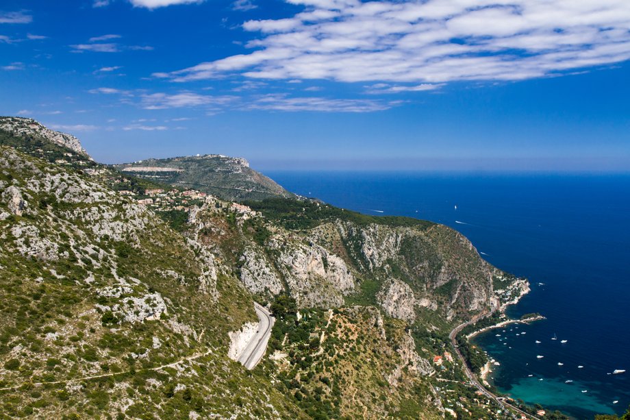 Podróż w skalistym otoczeniu pomiędzy Niceą we Francji i Monako zapewni niezapomniane wrażenia. Drogi wykute są w zboczu góry. Grande Corniche znajduje się w górnej części, Moyenne Corniche znajduje się w środku, a Basse Corniche u wybrzeża. Droga prowadzi kierowców poprzez obrazy rustykalnych willi, piękne sosny i ogrody.