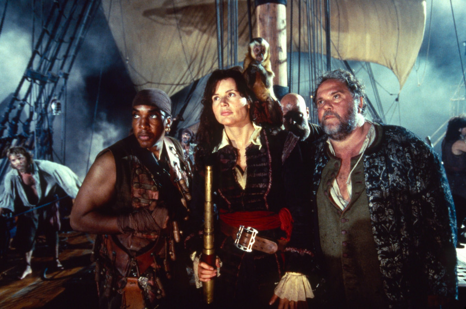 Geena Davis (w centrum zdjęcia) w filmie "Wyspa piratów" (1995)