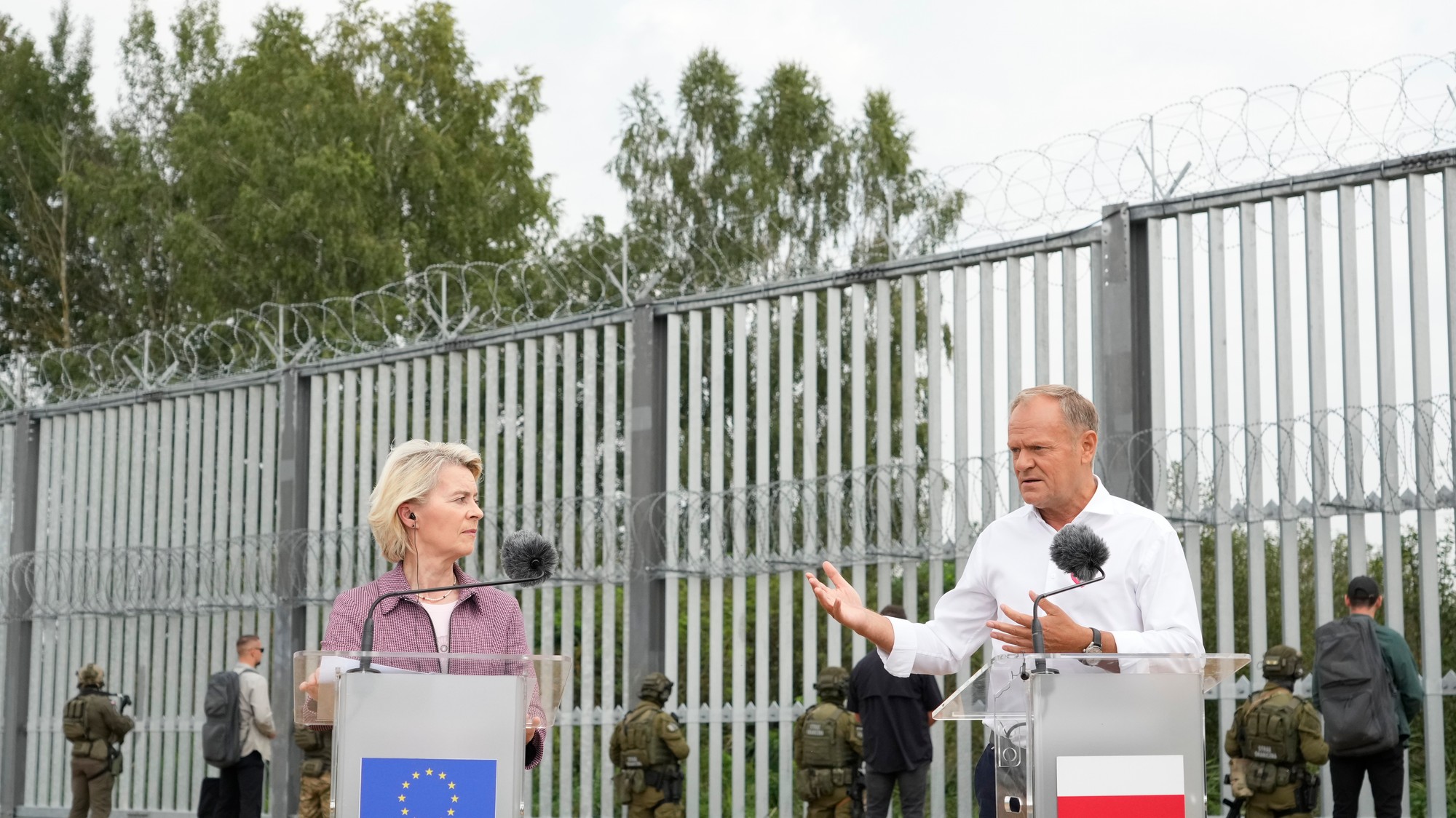 Poľský premiér Donald Tusk a predsedníčka Európskej komisie Ursula von der Leyenová počas návštevy poľsko-bieloruskej hranice