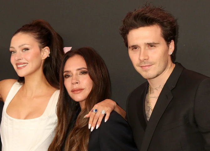 Viktorija Bekam sa sinom i snajom