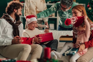 Tyle kosztują świąteczne prezenty Polaków. Blisko 37% z nas tyle przeznacza na upominki