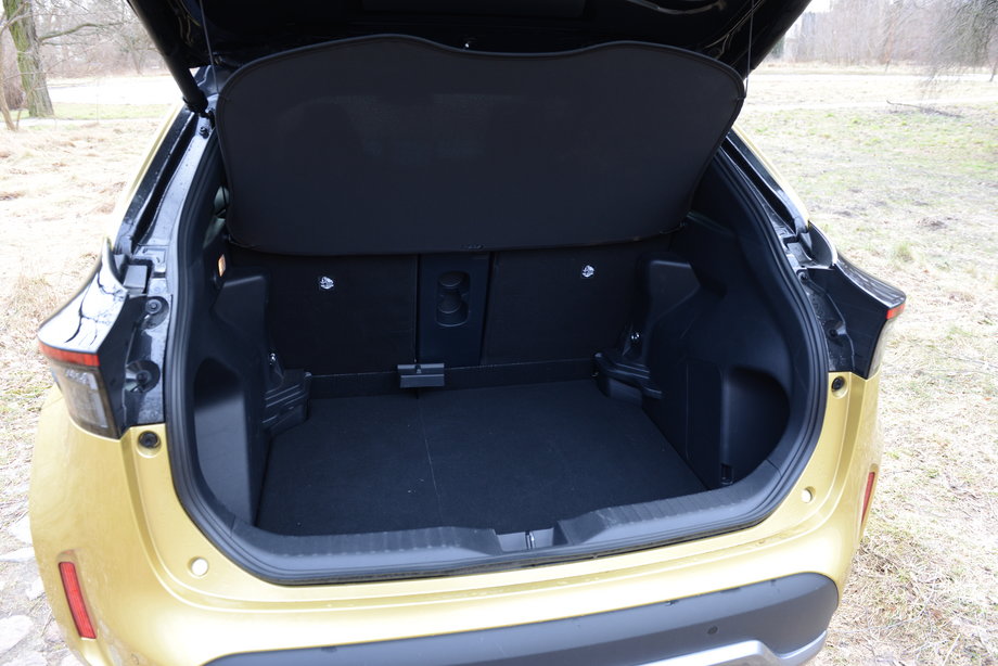 Toyota Yaris Cross ma niemal 400-litrowy bagażnik, a to sporo jak na auto do miasta. Niemniej, wielu konkurentów z segmentu daje jeszcze więcej przestrzeni na bagaże.