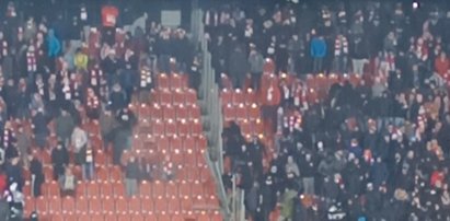 Kibole na stadionie Cracovii przerwali mecz z Pogonią. W ruch poszły petardy hukowe i dymne [WIDEO]