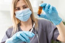 Ministerstwo chce zamrozić ustawę o minimalnych wynagrodzeniach w zdrowiu. Przypominamy jej historię