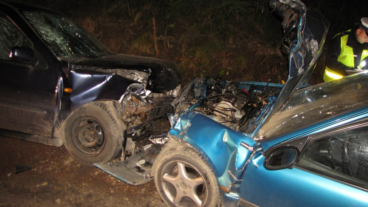 W Dzianiszu na Podhalu doszło do poważnego wypadku, w którym udział brały dwa samochody osobowe. W wyniku czołowego zderzenia ucierpiało siedem osób, w tym kobieta w zaawansowanej ciąży - czytamy na stronie RMF FM.