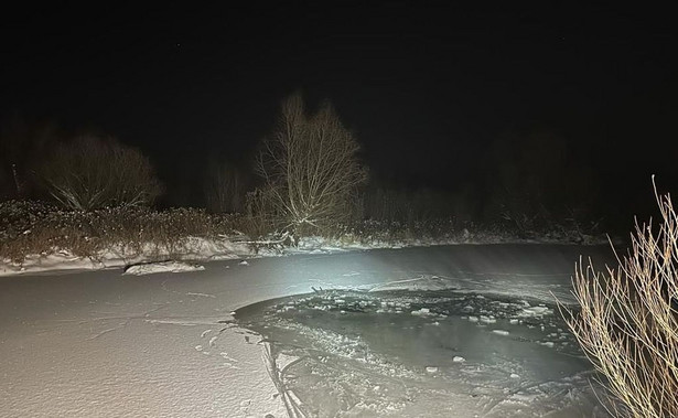 Zbiornik wodny z popękanym lodem