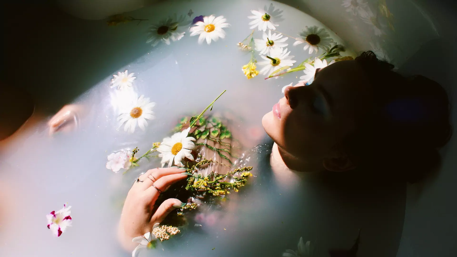 Kula do kąpieli z polnymi kwiatami nawilża i natłuszcza tak, że cały następny dzień nie trzeba nakładać balsamu