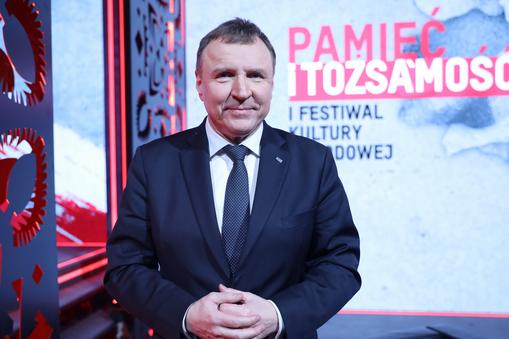 Prezes zarządu Telewizji Polskiej Jacek Kurski podczas briefingu prasowego TVP