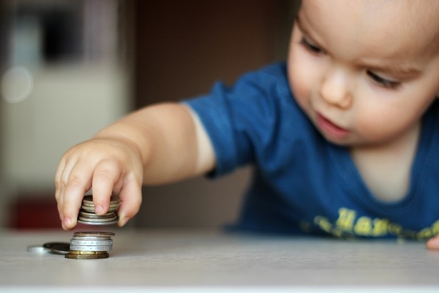 Jeśli rodzice do tej pory byli w stanie finansowo udźwignąć wychowanie dziecka bez uszczerbku dla domowej „kasy”, to najprostszą metodą zagospodarowania tych „nadprogramowych” środków jest ich… oszczędzanie.