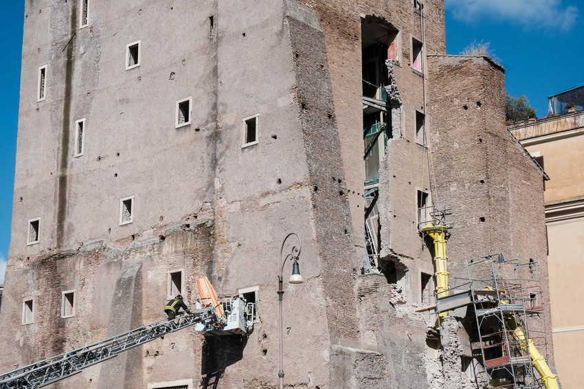 Urušila se kula u Rimu kod Koloseuma