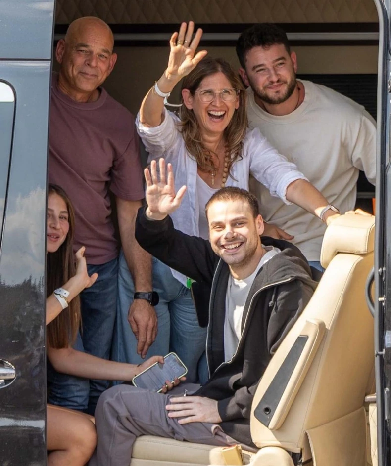 Alon Ohel sa porodicom nakon oslobađanja iz zarobljeništva Hamasa