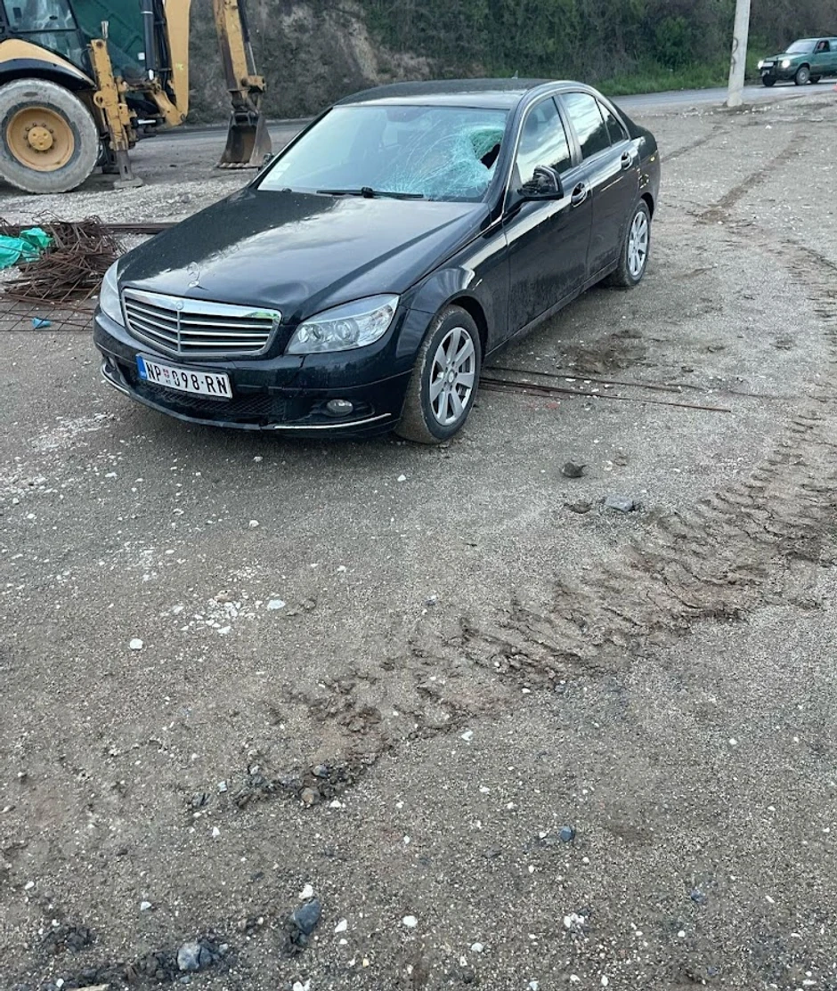 Automobil stranke Stranke pravde i pomirenja kojim je izazvana saobraćajna nesreća u Novom Pazaru