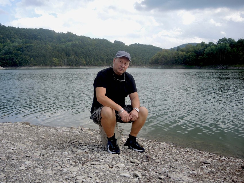 Na jezeru našao spas od gužve u koju izbegava zbog imuniteta