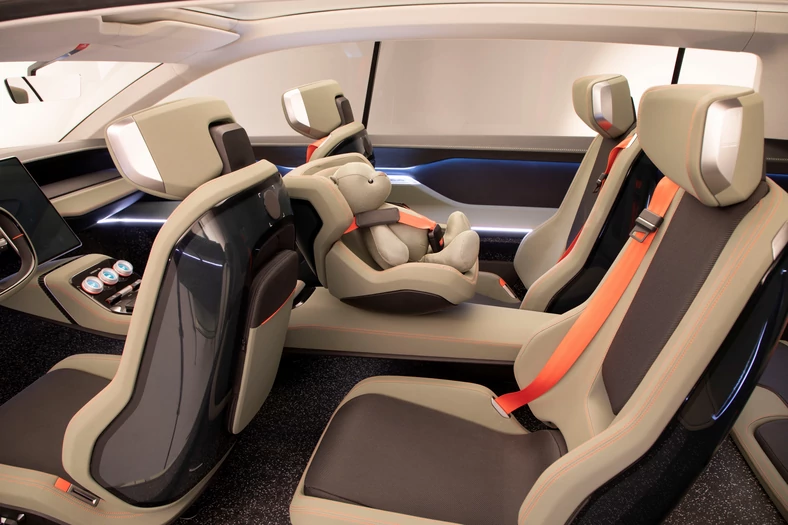 Skoda Vision 7S ma fotelik dziecięcy zamontowany w teoretycznie najbardziej bezpiecznym miejscu kabiny pasażerskiej.