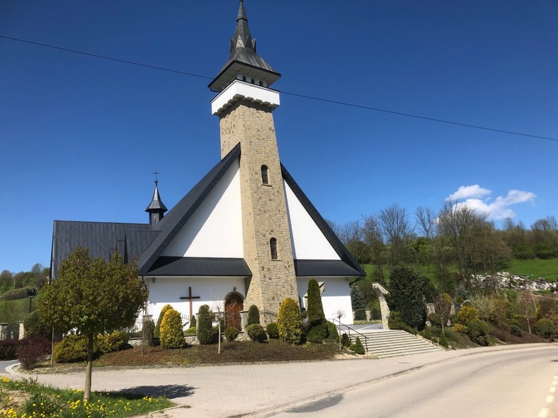 Zarzewiem konfliktu księdza Kuny z góralami są pieniądze na pokrycie kosztów wymiany blachy na dachu kościoła w Olszówce