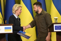 Szefowa Komisji Europejskiej Ursula von der Leyen i prezydent Ukrainy Wołodymyr Zełenski podczas kwietniowego spotkania w Kijowie