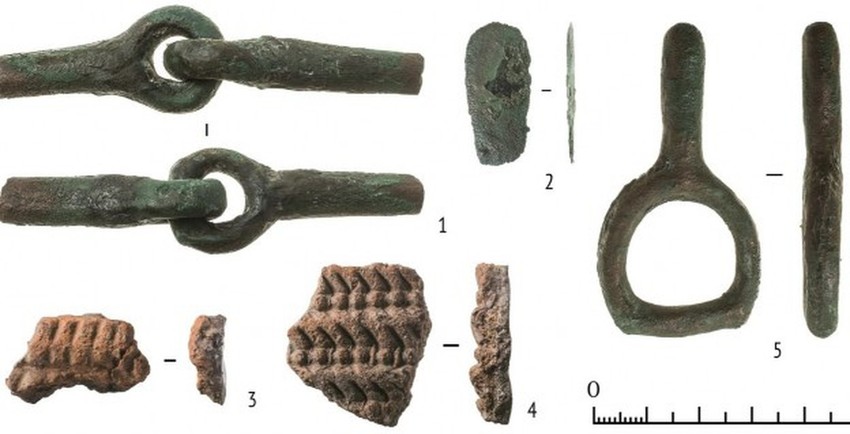 Konjska oprema i keramički fragmenti