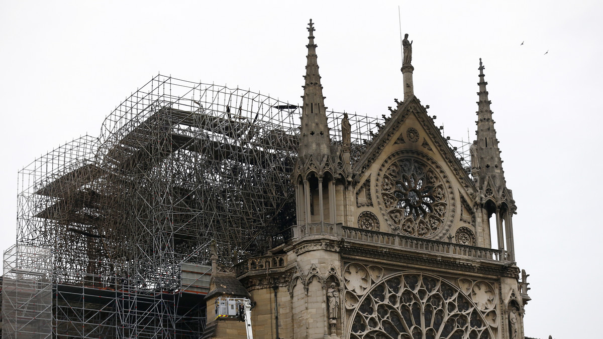 Region paryski uruchomi 10 mln euro z puli "pomocy w nagłych wypadkach, aby wesprzeć archidiecezję w pierwszych pracach" rekonstrukcyjnych w katedrze Notre Dame, spustoszonej wczoraj przez ogromny pożar - ogłosiła przewodnicząca rady regionu Valerie Pecresse. Swoje wsparcie na łączną kwotę 300 mln euro zadeklarowali już francuscy miliarderzy.