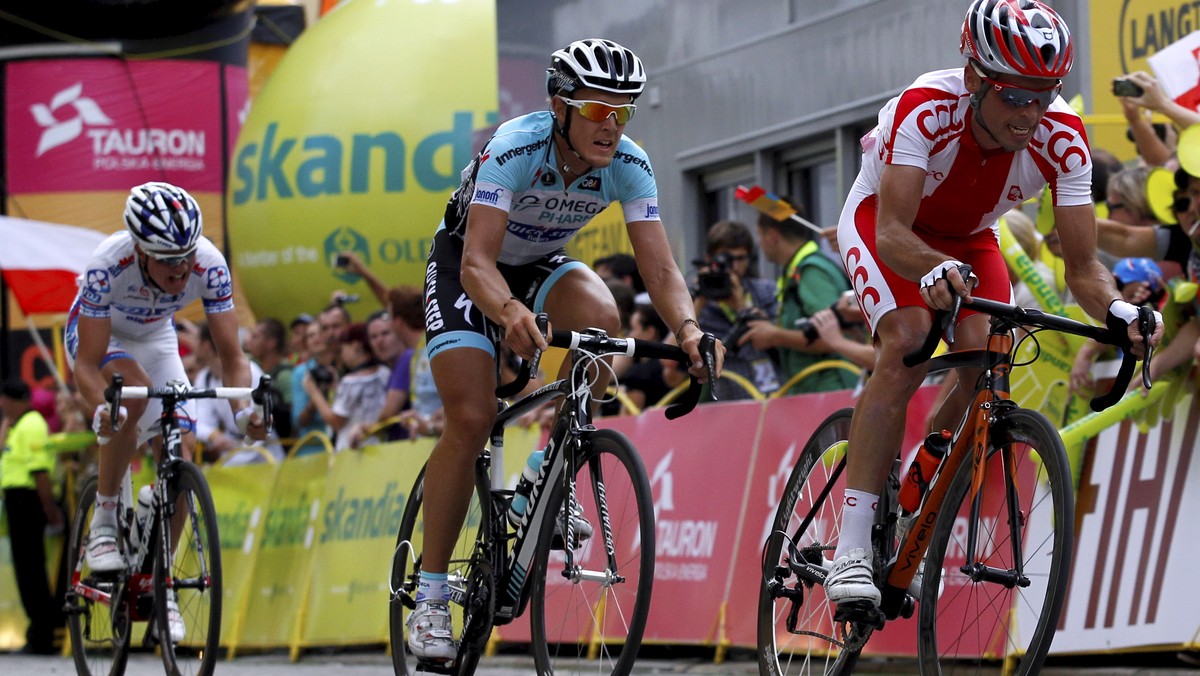 Zdenek Stybar z grupy Omega Pharma-Quickstep wygrał trzeci etap Tour de Pologne z Kędzierzyna-Koźla do Cieszyna (201,7 km). Na trudnej pętli w granicznym mieście Czech skutecznie finiszował po kostce brukowej przed - w dużej części - własną publicznością. Koszulkę lidera obronił Moreno Moser z grupy Liquigas-Cannondale (Fot PAP/Andrzej Grygiel).