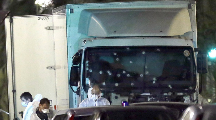 A rendőrök teljesen szétlőtték a teherautót/Fotó:MTI