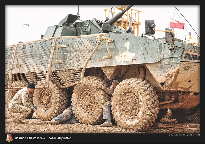Obsługa KTO Rosomak. Ghazni. Polska misja w Afganistanie. Fot. st. chor. szt Adam Roik. Combat Camera DO RSZ