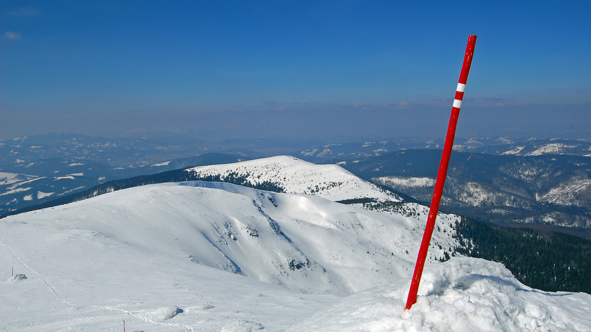 Zima zaatakowała w Beskidach. W partiach szczytowych Babiej Góry leży już ok. 50 cm śniegu, a na Pilsku 10. Rzecznik grupy beskidzkiej GOPR Patryk Pudełko poinformował, że warunki turystyczne są bardzo trudne. Szlaki są oblodzone, a widoczność ograniczona.