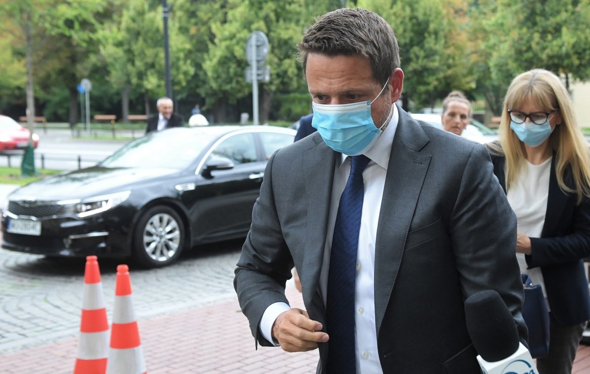 Prezydent Warszawy Rafał Trzaskowski w drodze na spotkanie w KPRM