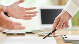 czy zawiadomienie o naganie można wysłać e-mailem