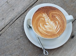 Kawa z mlekiem podkręca odporność. Może działać przeciwzapalnie