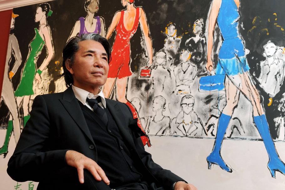 Kenzo Takada i jeden z namalowanych przez projektanta obrazów (zdjęcie z 2008 r.)