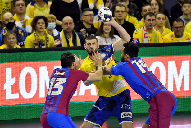 Zawodnik drużyny Łomża Vive Kielce Branko Vujović (C) oraz Aitor Arino Bengoechea (L) i Timothey N'guessan (P) z zespołu Barca Lassa podczas meczu Ligi Mistrzów piłkarzy ręcznych