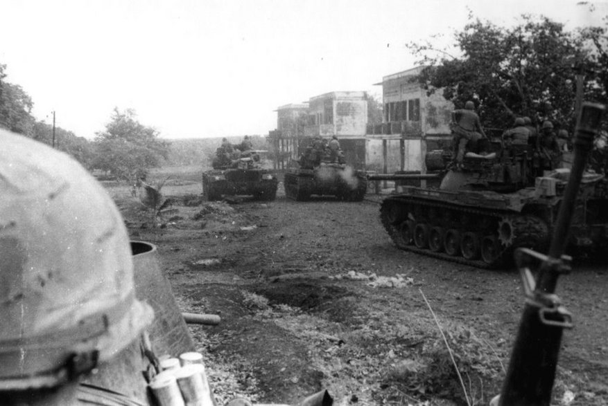 Amerykańskie czołgi na terenie Kambodży przy granicy z Wietnamem, maj 1970 roku (domena publiczna).