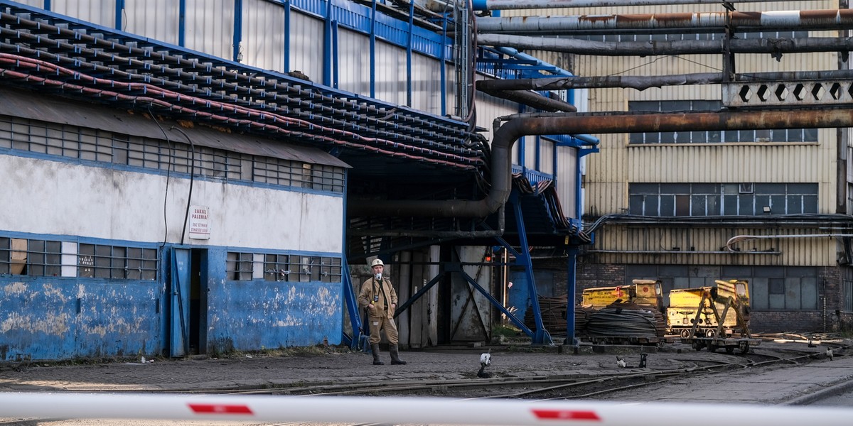 Teren kopalni Bielszowice w Rudzie Śląskiej, gdzie doszło do zawału skał. Pod ziemią trwa akcja poszukiwawcza dwóch górników. 