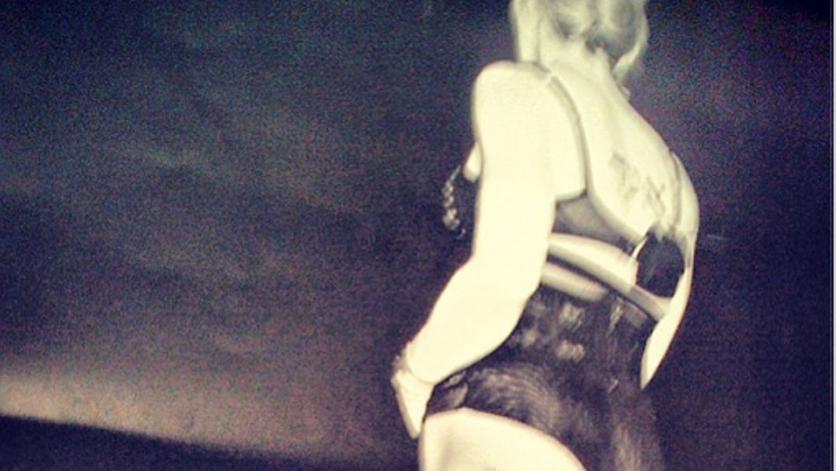Madonna dołączyła niedawno do użytkowników aplikacji Instagram. Jak na królową skandali przystało, gwiazda musiała to zrobić z hukiem. Piosenkarka wrzuciła na swój profil kilka zdjęć, na którym pokazuje dużo ciała. Czasami wręcz za dużo.