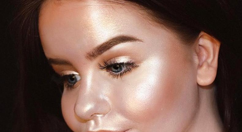 Beauty blogger Mariya wore a full face of makeup using just highlighter!