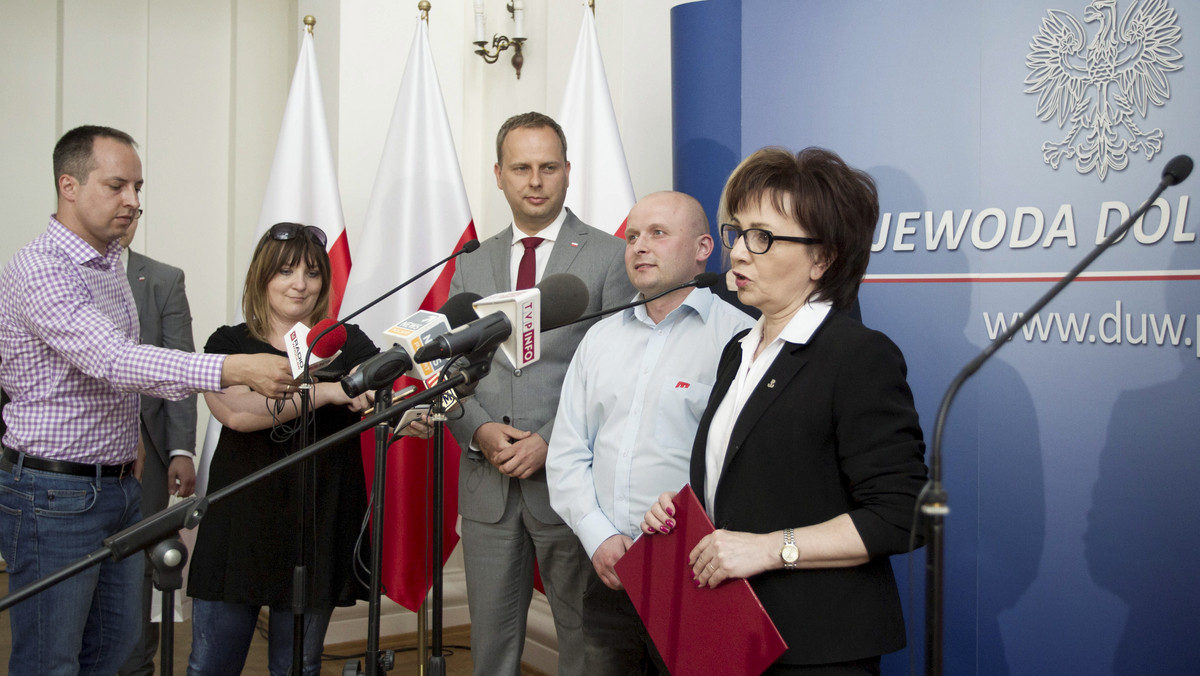 Premier Beata Szydło w specjalnymi liście podziękowała kierowcy, który w czwartek we Wrocławiu wyniósł ładunek wybuchowy z autobusu linii 145. Ładunek eksplodował na przystanku. Policja nadal poszukuje sprawcy.