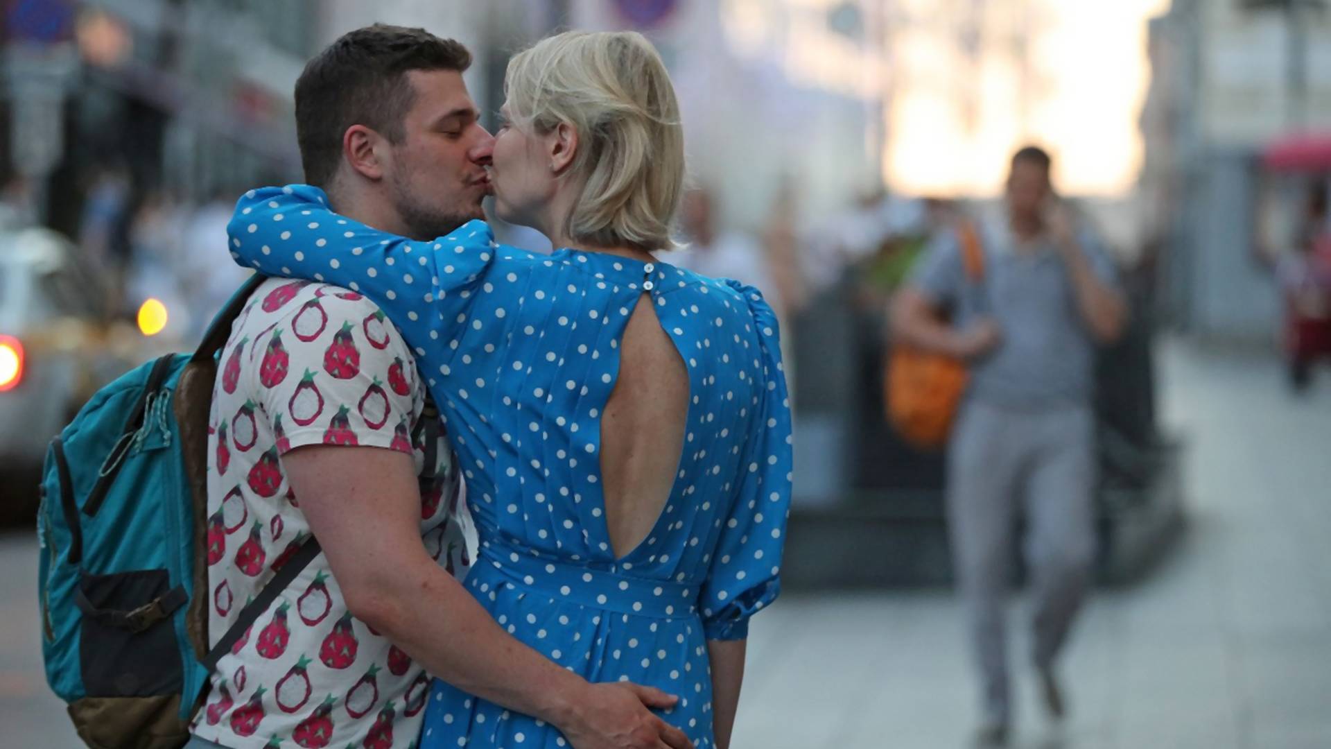 Poljubio devojku na ulici u Prištini sad mora da plati kaznu od 450 evra