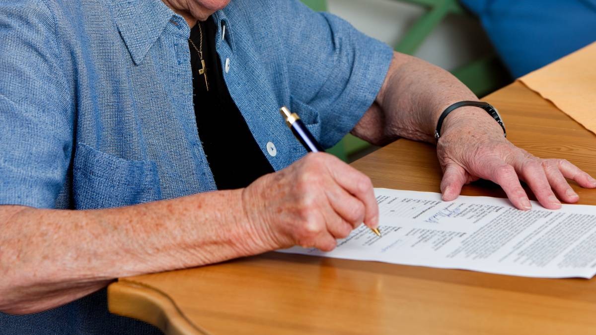 Peste 7.700 de pensionari și-au dat casele într-un singur an pentru mâncare și îngrijire, din cauza sărăciei, în Croația