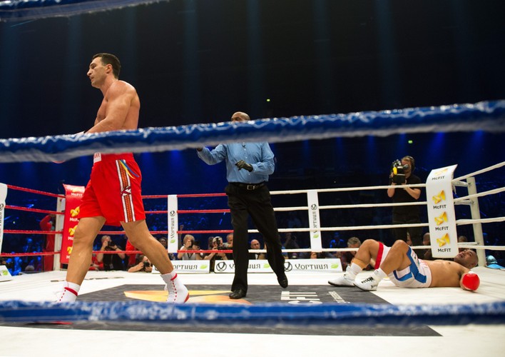 Władimir Kliczko posłał rywala na deski i obronił pas mistrza świata