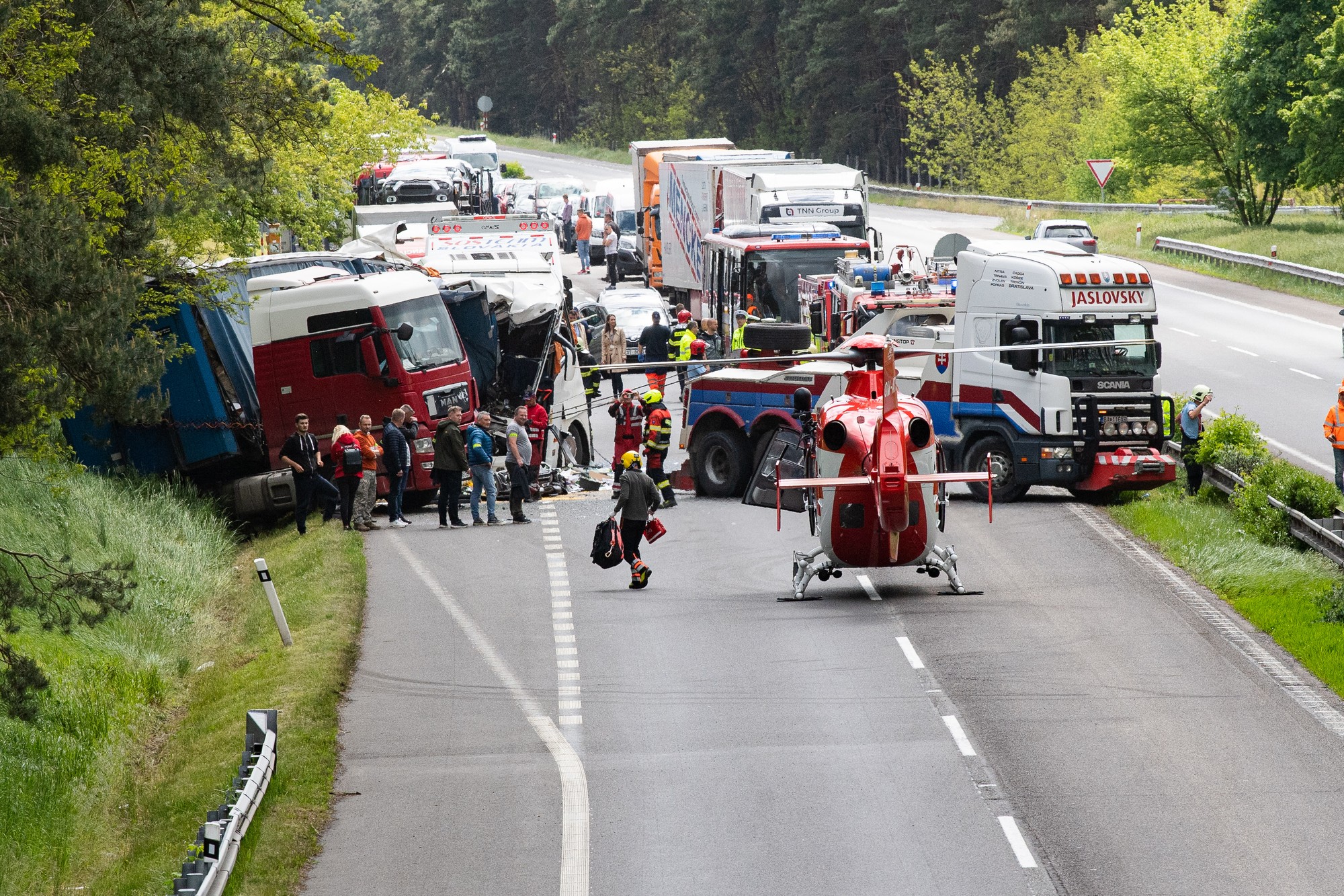 Na diaľnici D2 došlo k nehode autobusu s kamiónom.