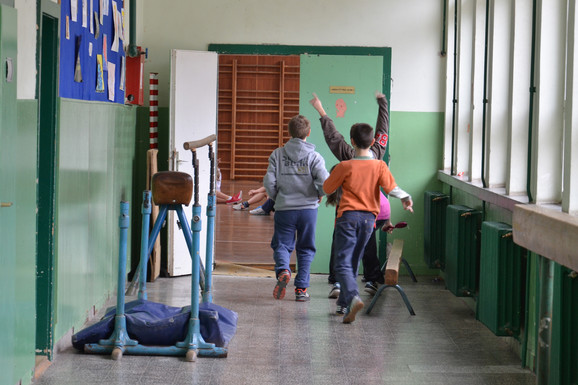 PAUZA OD 10 DANA Đaci još danas u školskim klupama, a onda im sledi najduži odmor pre završetka škole