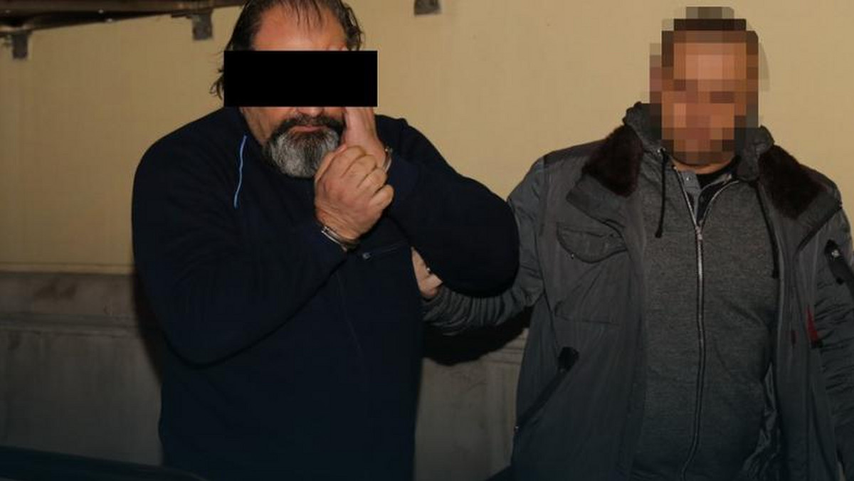 Policja opublikowała dzisiaj rano list gończy za Arkadiuszem Łakatoszem, pseudonim "Hoss". 49-letni mężczyzna jest podejrzany o oszustwa metodą "na wnuczka" na łączną kwotę ponad 1,4 mln złotych.
