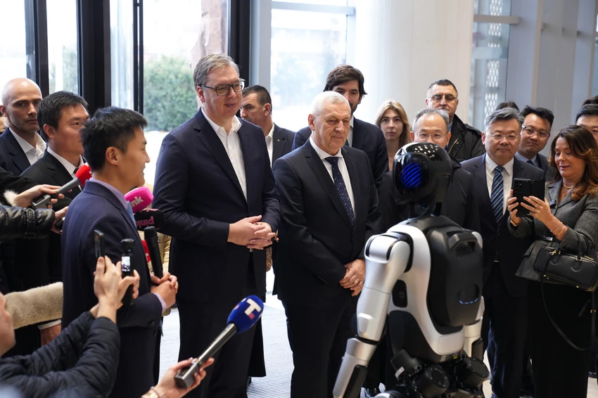 Aleksandar Vučić na prezentaciji robota kompanije AGIBOT