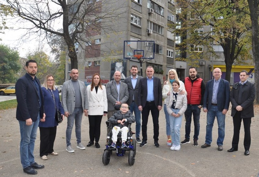 Matiji Jovoviću, koji boluje od SMA dobio elektromotorna kolica