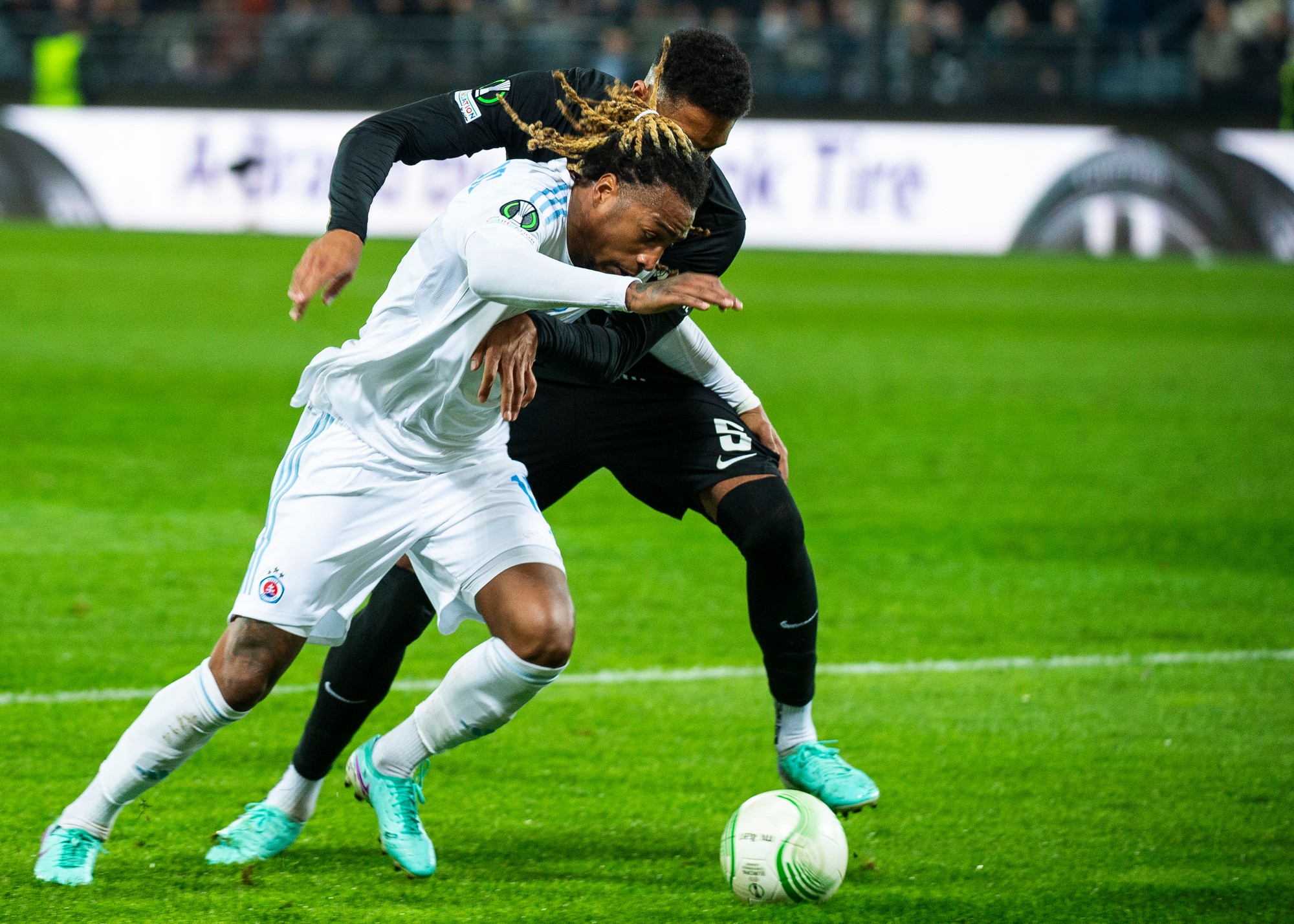 Gerson Rodrigues (Slovan) a Gregory Wüthrich (Graz) bojujú o loptu.