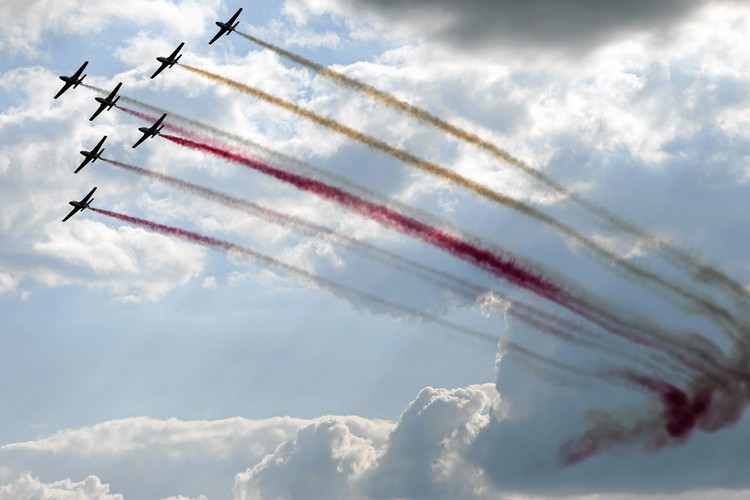 Zespół akrobacyjny Biało-Czerwone Iskry podczas Międzynarodowych Pokazów Lotniczych Air Show 2013.