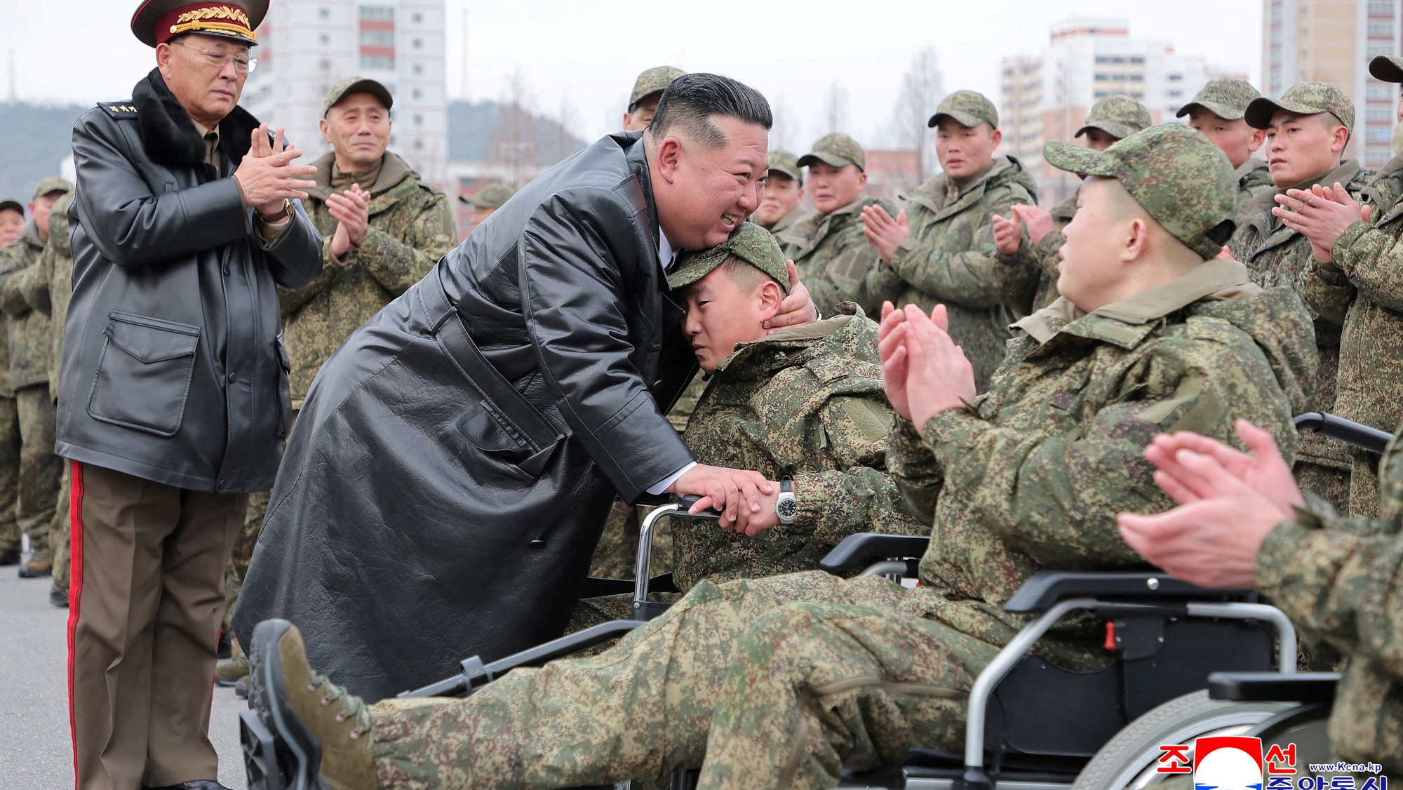 Kim Čong-un objíma vojakov na invalidných vozíkoch