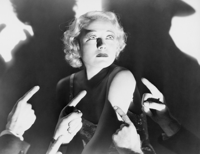 4. Ocenianie. Dobry trener unika oceniania, wartościowania i wyrażania subiektywnych opinii. Wejście coacha w życie klienta to sprawa bardzo delikatna i ważna, stąd też aby wytworzyć i utrzymać atmosferę zaufania, relacja powinna być oparta o przekazywanie informacji opisowych, a nie o oceny.