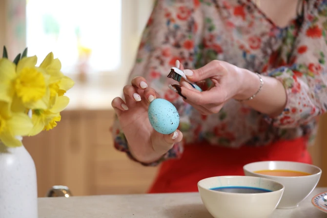 Poprskajte jaje mešavinom kakaoa i vode